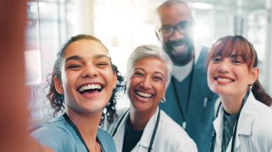 
		zu sehen ist ein Team im Krankenhaus
	